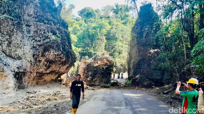 Jalan Poros Maros-Bone di wilayah Camba atau Kappang, Kabupaten Maros, Sulawesi Selatan (Sulsel) ditutup total hari ini karena pengerjaan pemotongan tebing batu.