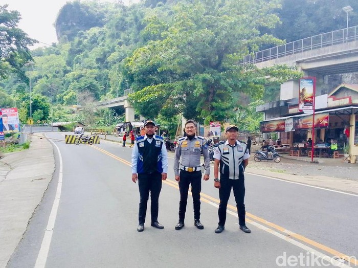 Jalan Poros Maros-Bone di wilayah Camba atau Kappang, Kabupaten Maros, Sulawesi Selatan (Sulsel) ditutup total hari ini karena pengerjaan pemotongan tebing batu.