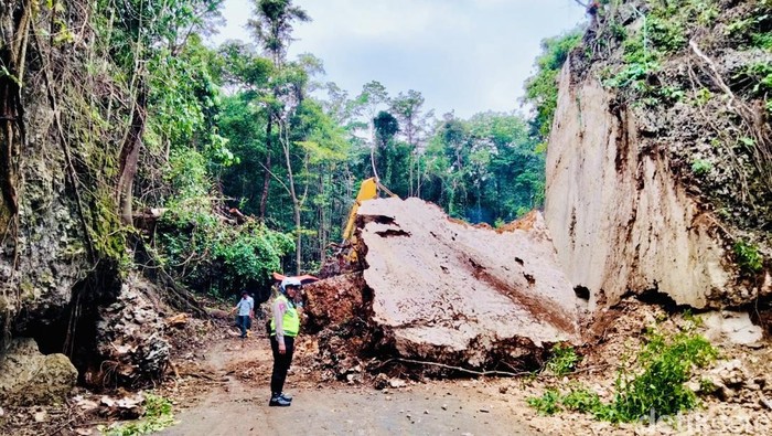 Penutupan tebing batu di Jalan Poros Maros-Bone di wilayah Camba atau Kappang, Kabupaten Maros, Sulawesi Selatan (Sulsel). (Agung/detikSulsel)