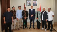 Kunjungan Perwakilan Danone Indonesia dan Karyawan Muslim Danone Indonesia (KARISMA), telah disambut dengan baik oleh Ahmed Metani, Deputy Ambassador Palestine for Indonesia, di Kedutaan Besar Palestina untuk Indonesia (5/12/2023) dalam sambutannya Deputy Ambassador mengucapkan rasa terima kasih yang mendalam dan apresiasi kepada masyarakat serta pemerintah Indonesia atas donasi yang telah diberikan, terutama donasi kemanusiaan dari Danone Indonesia dan KARISMA.