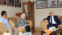 Perwakilan Danone Indonesia dan Karyawan Muslim Danone Indonesia (KARISMA) mengunjungi Kedutaan Besar Palestina sebagai bentuk empati terhadap Palestina, sekaligus memberikan dukungan berupa donasi senilai total Rp630 juta. Tampak pada gambar, Vera Galuh Sugijanto, VP General Secretary Danone Indonesia (tengah), bertemu Ahmed Metani, Deputy Ambassador Palestine for Indonesia (kanan), di Menteng, Jakarta Pusat (5/12/2023).