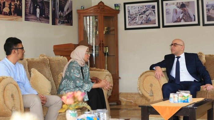 Penyerahan Donasi Kemanusiaan untuk Palestina melalui Kedutaan Besar Palestina Penyerahan Donasi Kemanusiaan untuk Palestina melalui Kedutaan Besar Palestina