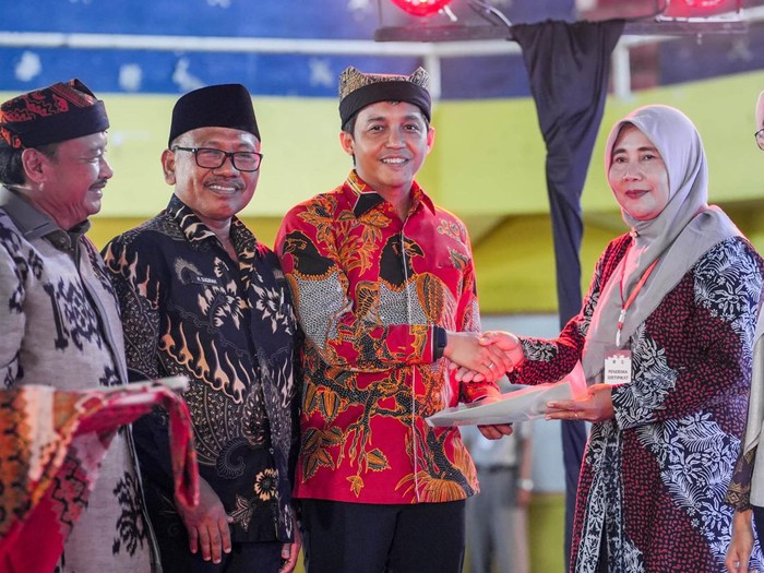 Penyerahan Sertifikat Tanah di Banyuwangi oleh Wamen ATR/BPN Raja Juli Antoni/Dok. Kementerian ATR/BPN