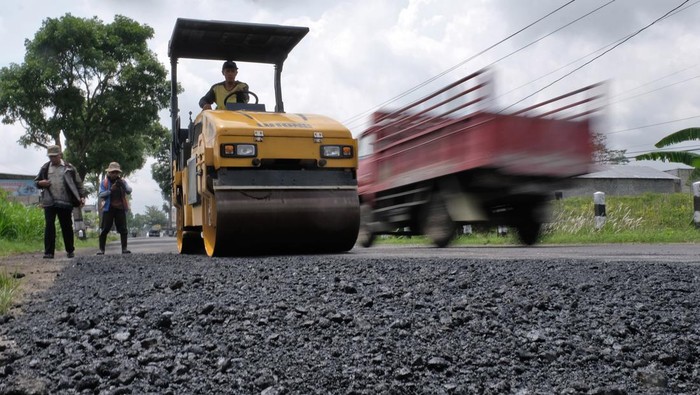 Pekerja melakukan pengaspalan saat perawatan dan perbaikan jalan provinsi Kendal - Temanggung di Mangunsari, Ngadirejo, Temanggung, Jawa Tengah, Rabu (6/12/2023). Perbaikan jalan dilakukan oleh Balai Pengelolaan Jalan Wilayah Magelang guna memberikan rasa aman dan nyaman bagi pengguna jalan khususnya saat arus mudik Natal dan Tahun Baru 2024 mendatang.  ANTARA FOTO/Anis Efizudin/nz