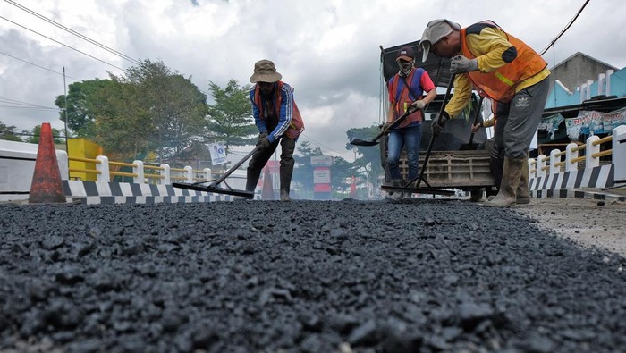 Perbaikan jalan menjelang Natal dan Tahun Baru 2024 Pekerja melakukan pengaspalan saat perawatan dan perbaikan jalan provinsi Kendal - Temanggung di Mangunsari, Ngadirejo, Temanggung, Jawa Tengah, Rabu (6/12/2023). Perbaikan jalan dilakukan oleh Balai Pengelolaan Jalan Wilayah Magelang guna memberikan rasa aman dan nyaman bagi pengguna jalan khususnya saat arus mudik Natal dan Tahun Baru 2024 mendatang. ANTARA FOTO/Anis Efizudin/nz