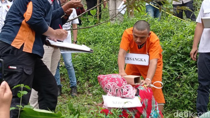 Permana saat melaksanakan rekonstruksi pembunuhan wanita bergamis