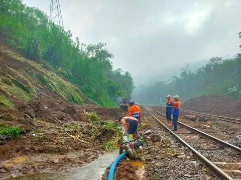 Petugas membersihkan sisa material longsor di rel ganda KM 340+100 petak jalan Karanggandul-Karangsari, Kabupaten Banyumas, Rabu (6/12/2023).