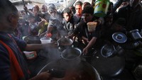 Pasokan makanan juga menjadi barang langka sejak perang Israel Palestina pecah 7 Oktober lalu. Pengungsi harus berdesakan untuk mendapat makanan di dapur amal. REUTERS/Ibraheem Abu Mustafa