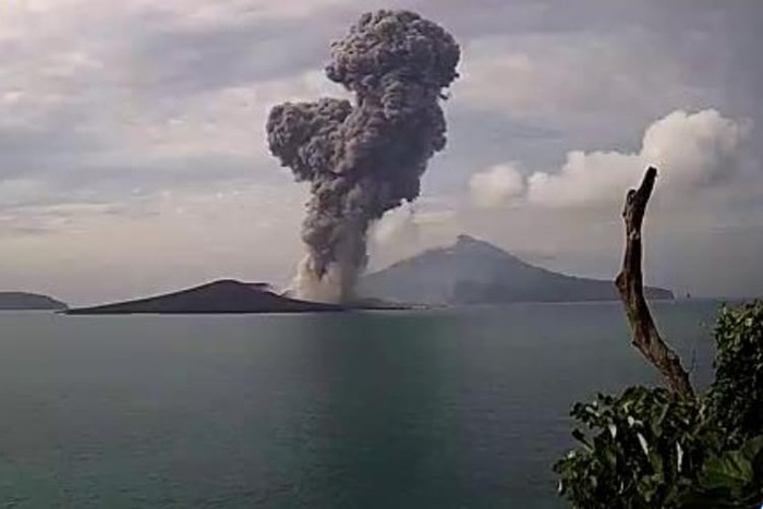 Polda Banten mengimbau masyarakat di pesisir untuk mewaspadai erupsi Gunung Anak Krakatau (GAK) di Perairan Selat Sunda. (dok Ist)