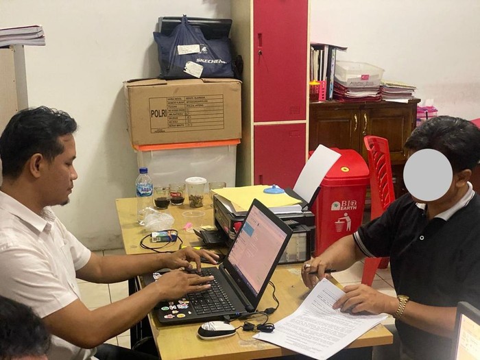 Polisi mengamankan pelaku penipuan dengan modus lolos tes CPNS di kantor Sat Reskrim Polresta Banyumas, Rabu (6/12/2023).