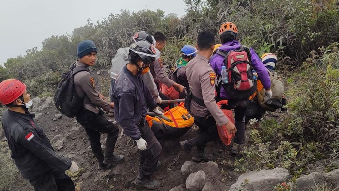 Polisi menyatakan satu jenazah korban erupsi Gunung Marapi telah ditemukan. Pendaki bernama Siska Alfina itu ditemukan meninggal dunia. (dok Polda Sumbar)