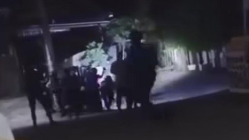 Polisi menyisir sejumlah tempat untuk membubarkan warga Desa Renda dan Desa Cenggu, Bima, Selasa malam (5/12/2023). Warga dua desa itu terlibat bentrokan.