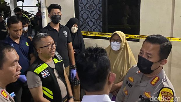 Polres Metro Jakarta Selatan melakukan olah TKP penemuan mayat 4 bocah di Jagakarsa, Jakarta Selatan.