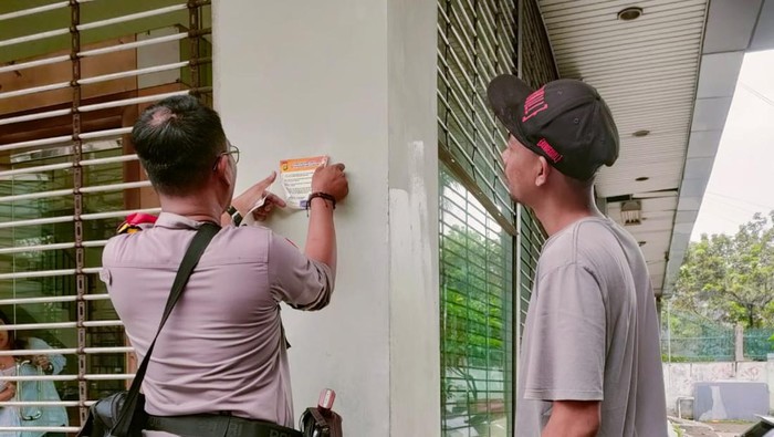 Polsek Cilandak memasang stiker imbauan kepada masyarakat untuk mewaspadai curanmor.
