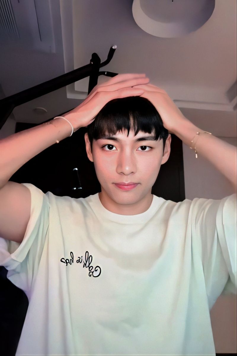 Poni V BTS Jelang Wamil Jadi Sorotan, Hairstylist Spill Model Rambutnya