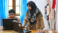 Namun, di tengah keterbatasan itu, di Kampung Segeram kini sudah mulai dibangun stasiun pemancar atau stasiun pemancar atau tower Base Transceiver Station (BTS) oleh Badan Aksesibilitas Telekomunikasi dan Informasi (BAKTI) Kominfo Untuk akses telekomunikasi warga. Adanya infrastruktur telekomunikasi ini turut dirasakan manfaatnya, termasuk untuk sekolah.  