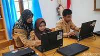 detikcom bersama Bakti Kominfo mengadakan program Tapal Batas mengulas perkembangan ekonomi, wisata, infrastruktur, wisata, dan teknologi di wilayah 3T setelah adanya jaringan internet di beberapa wilayah terdepan Indonesia. Untuk mengetahui informasi dari program ini ikuti terus berita tentang Tapal Batas di tapalbatas.detik.com!  