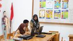 Potret Guru Perbatasan Hadapi Gelombang Laut dan Darat demi Mengajar