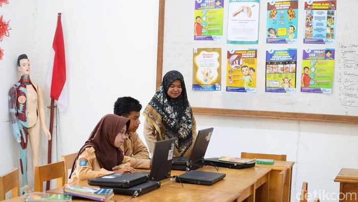 Relayana (34) salah seorang guru wanita yang mengajar di SMP 3 Bunguran Barat, Segeram, Natuna. Relayana sudah enam tahun menjadi guru sejak mengikuti program Guru Garis Depan (GGD) dan ditempatkan di wilayah Natuna, Kepulauan Riau. Selama enam tahun itu pula, ia sudah merasakan ‘gelombang darat’ maupun ‘gelombang laut’ untuk mengajar di wilayah yang berbatasan dengan banyak negara dan Laut China Selatan tersebut.
