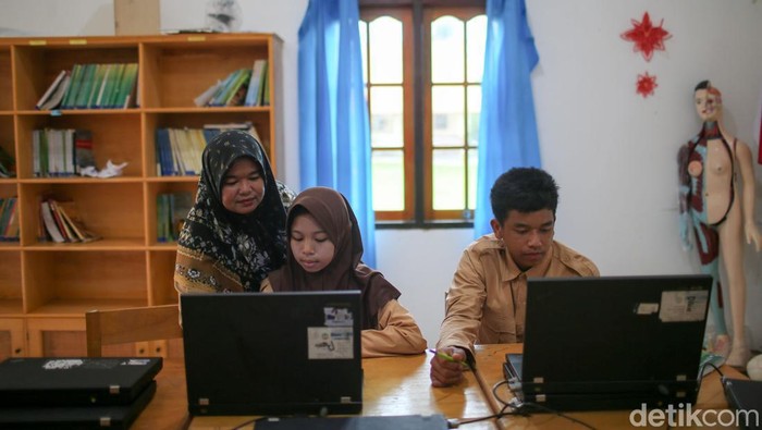 Relayana (34) salah seorang guru wanita yang mengajar di SMP 3 Bunguran Barat, Segeram, Natuna. Relayana sudah enam tahun menjadi guru sejak mengikuti program Guru Garis Depan (GGD) dan ditempatkan di wilayah Natuna, Kepulauan Riau. Selama enam tahun itu pula, ia sudah merasakan ‘gelombang darat’ maupun ‘gelombang laut’ untuk mengajar di wilayah yang berbatasan dengan banyak negara dan Laut China Selatan tersebut.