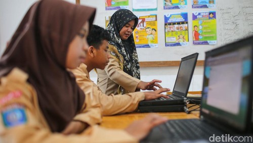 Relayana (34) salah seorang guru wanita yang mengajar di SMP 3 Bunguran Barat, Segeram, Natuna. Relayana sudah enam tahun menjadi guru sejak mengikuti program Guru Garis Depan (GGD) dan ditempatkan di wilayah Natuna, Kepulauan Riau. Selama enam tahun itu pula, ia sudah merasakan ‘gelombang darat’ maupun ‘gelombang laut’ untuk mengajar di wilayah yang berbatasan dengan banyak negara dan Laut China Selatan tersebut.