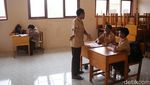 Potret Guru Perbatasan Hadapi Gelombang Laut dan Darat demi Mengajar