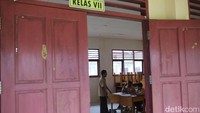 Selama empat tahun mengajar di Segeram, Ella sudah banyak mengalami pengalaman menghadapi ‘gelombang darat’ tersebut. Mulai dari pecah ban hingga kemasukan ular dari hutan.  