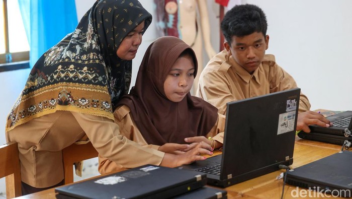 Relayana (34) salah seorang guru wanita yang mengajar di SMP 3 Bunguran Barat, Segeram, Natuna. Relayana sudah enam tahun menjadi guru sejak mengikuti program Guru Garis Depan (GGD) dan ditempatkan di wilayah Natuna, Kepulauan Riau. Selama enam tahun itu pula, ia sudah merasakan ‘gelombang darat’ maupun ‘gelombang laut’ untuk mengajar di wilayah yang berbatasan dengan banyak negara dan Laut China Selatan tersebut.