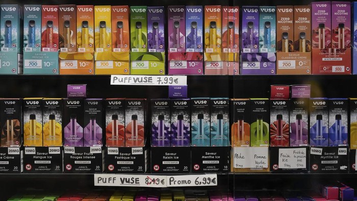 Disposable electronic flavored cigarette devices are displayed for sale at a tobacco shop in Fontainebleau, south of Paris, France, Monday, Dec. 4, 2023. The National Assembly in France is preparing for a pivotal vote on Monday night on a bill to ban single-use, disposable electronic cigarettes, commonly known as 