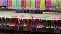 Perangkat rokok elektronik sekali pakai dipajang untuk dijual di sebuah toko tembakau di Fontainebleau, selatan Paris, Prancis, Senin(4/12/2023). Majelis Nasional di Prancis sedang mempersiapkan pemungutan suara penting pada Senin malam mengenai rancangan undang-undang yang melarang single -menggunakan rokok elektronik sekali pakai, umumnya dikenal sebagai puff.