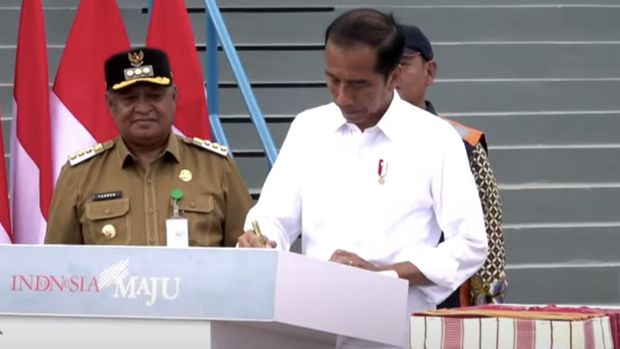 Presiden Joko Widodo (Jokowi) meresmikan Sistem Penyediaan Air Minum (SPAM) Kali Dendeng di Kupang, Nusa Tenggara Timur, Rabu (6/12/2023). (YouTube/Sekretariat Presiden)