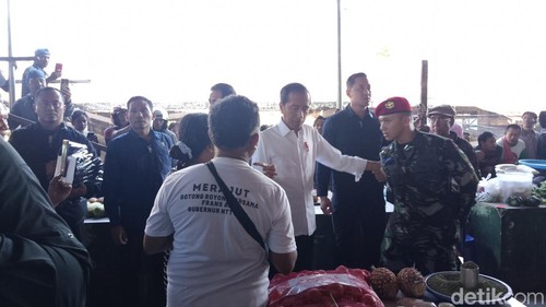 Presiden Joko Widodo (Jokowi) saat mengunjungi Pasar Oebobo, Kota Kupang, NTT, Rabu (6/12/2023). (Yufengki Bria/detikBali)