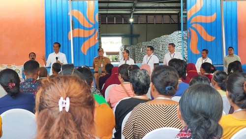Presiden Jokowi dan Kepala Bapannas saat meninjau gudang Bulog di Kelurahan Alak, Kota Kupang, NTT. (Dok Humas Bulog NTT)