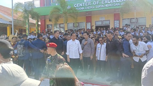 Presiden Jokowi saat mengunjungi SMKN 5 Kota Kupang, NTT, Rabu (6/12/2023).