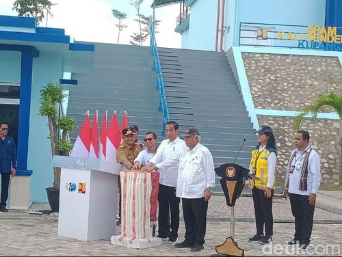 Presiden Jokowi saat meresmikan SPAM Kali Dendeng di Kecamatan Alak, Kota Kupang, NTT, Rabu (6/12/2023). (Yufengki Bria/detikBali)
