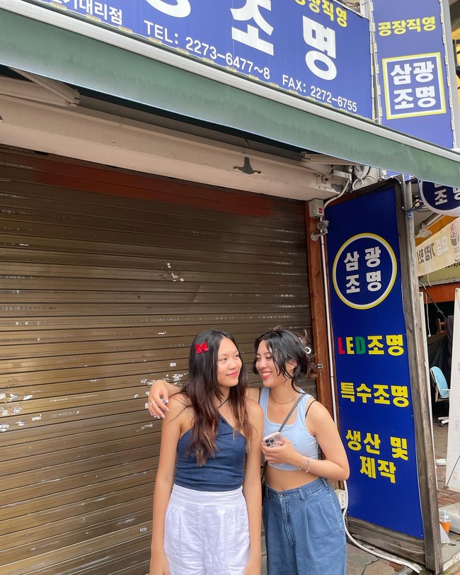 Mezzaluna dan Tallulah juga punya gaya yang stylish. Selalu kompak, keduanya terlihat seperti layaknya bestie. Foto: Instagram/realmemi