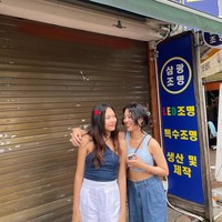 Mezzaluna dan Tallulah juga punya gaya yang stylish. Selalu kompak, keduanya terlihat seperti layaknya bestie. Foto: Instagram/realmemi