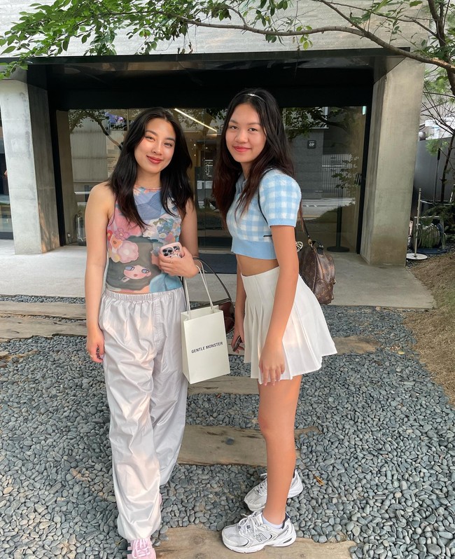 Mezzaluna dan Tallulah sendiri sebenarnya memiliki jarak usia yang cukup jauh, yaitu 6 tahun. Mezzaluna saat ini diketahui berusia 22 tahun. Walaupun demikian pasangan adik dan kakak itu selalu terlihat akur. Foto: Instagram/realmemi