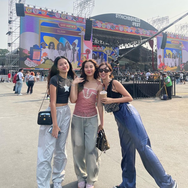 Dari unggahan terlihat Mezzaluna dan Tallulah kerap bepergian bersama. Gaya fashionnya yang stylish membuat penampilan keduanya semakin menawan. Foto: Instagram/realmemi