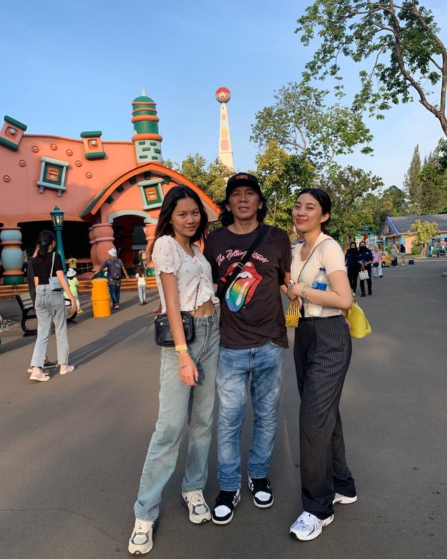 Pose saat Mezzaluna dan Tallulah berpose bersama ayahnya. Kalau dilihat siapa nih yang lebih mirip dengan Bimbim? Foto: Instagram/bimbimslank