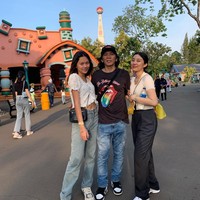 Pose saat Mezzaluna dan Tallulah berpose bersama ayahnya. Kalau dilihat siapa nih yang lebih mirip dengan Bimbim? Foto: Instagram/bimbimslank