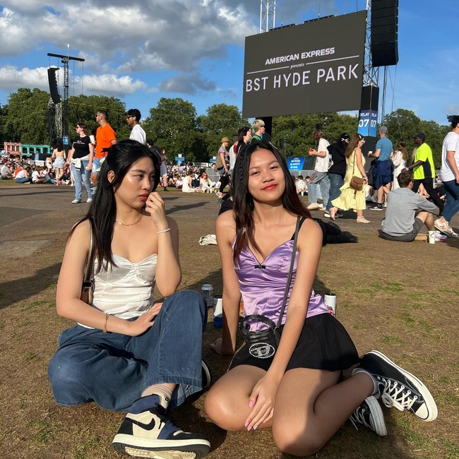 Melalui akun Instagram pribadinya Bimbim Slank cukup sering membagikan potret kebersamaan dirinya dan keluarga. Yang tak kalah mencuri atensi ialah penampilan kedua putrinya yang kini sudah beranjak dewasa. Foto: Instagram/mezzaluna