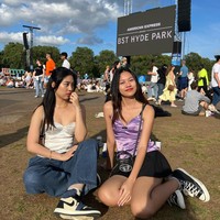 Melalui akun Instagram pribadinya Bimbim Slank cukup sering membagikan potret kebersamaan dirinya dan keluarga. Yang tak kalah mencuri atensi ialah penampilan kedua putrinya yang kini sudah beranjak dewasa. Foto: Instagram/mezzaluna