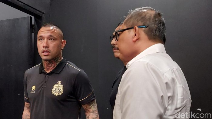 Radja Nainggolan telah menjadi pemain Bhayangkara FC.
