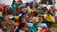 Sejumlah warga korban bencana tanah longsor beristirahat di tempat pengungsian sementara di Desa Simangulampe, Humbang Hasundutan, Sumatera Utara, Selasa (5/12/2023). 
