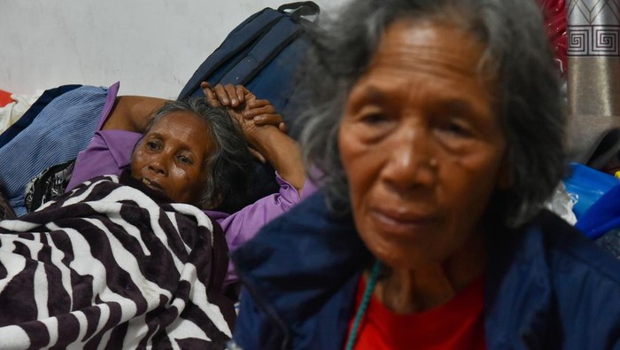 Warga korban bencana tanah longsor beristirahat di tempat pengungsian sementara di Desa Simangulampe, Humbang Hasundutan, Sumatera Utara, Selasa (5/12/2023). Berdasarkan data Badan Penanggulangan Bencana Daerah (BPBD) Humbang Hasundutan, sebanyak 200 warga mengungsi akibat bencana tanah longsor yang melanda kawasan tersebut pada Sabtu (2/12). ANTARA FOTO/Fransisco Carolio/aww.
