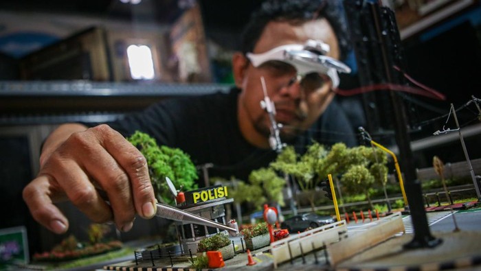 Raup Cuan dari Kerajinan Diorama Perajin menyelesaikan pembuatan diorama berbahan dasar PVC board di kawasan Cempaka Putih, Jakarta, Selasa (5/12/2023). Diorama itu dijual dengan kisaran harga Rp250 ribu sampai Rp2,5 juta tergantung dari skala dan tingkat kesulitan. ANTARA FOTO/Erlangga Bregas Prakoso/Ak/aww.
