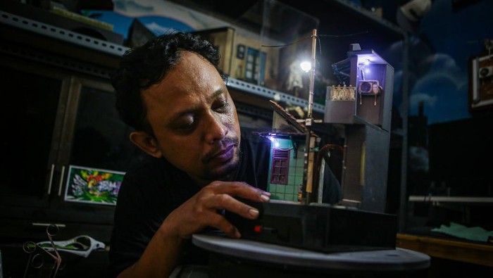 Perajin menyelesaikan pembuatan diorama berbahan dasar PVC board di kawasan Cempaka Putih, Jakarta, Selasa (5/12/2023). Diorama itu dijual dengan kisaran harga Rp250 ribu sampai Rp2,5 juta tergantung dari skala dan tingkat kesulitan. ANTARA FOTO/Erlangga Bregas Prakoso/Ak/aww.