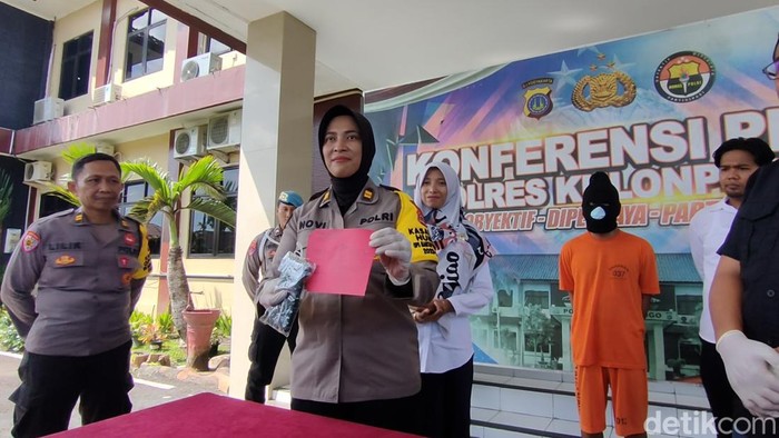 Pelaku aksi mesum berinisial MIM saat dihadirkan dalam jumpa pers di Mapolres Kulon Progo, Rabu (6/12).