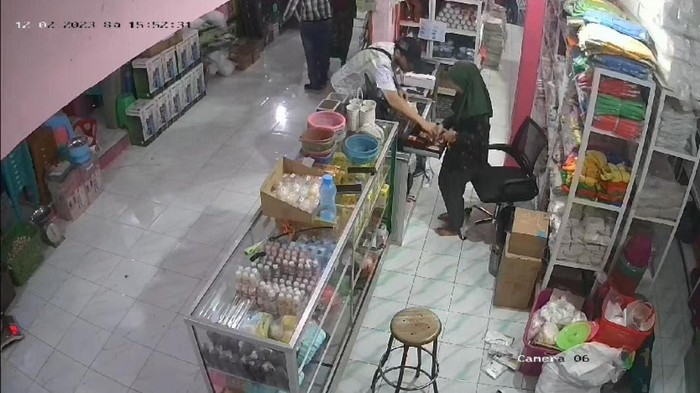 Rekaman CCTV bule di Ngawi curi uang di toko